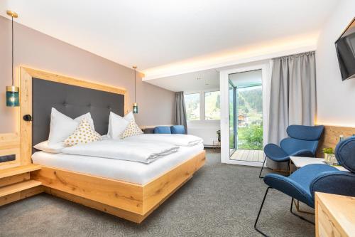 弗拉绍福勒伦霍夫酒店的酒店客房,配有床和蓝色椅子