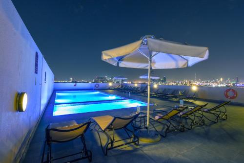 迪拜国际机场普瑞米尔酒店内部或周边的泳池