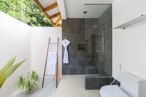 丹格迪维拉蔓豪岛度假酒店的一间带步入式淋浴间和卫生间的浴室