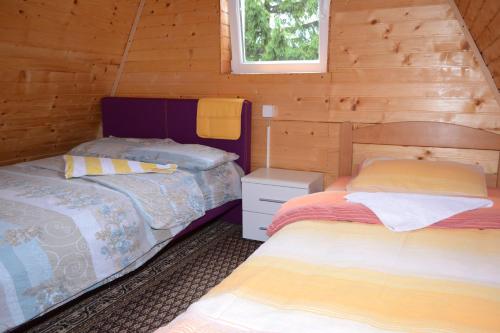 扎布利亚克Apartment Andjela的小木屋内一间卧室,配有两张床