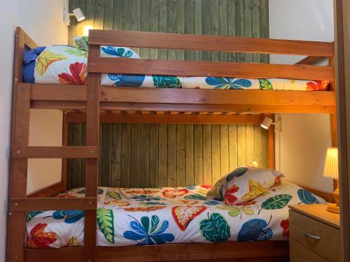El Pinar del HierroCasa Tanajara的配有2张双层床的宿舍间