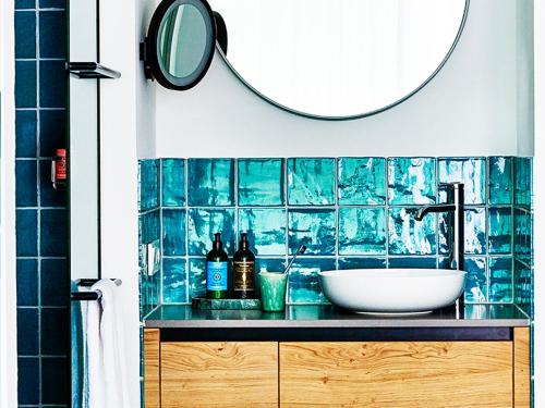 诺德奈New Wave的一间带水槽和镜子的浴室