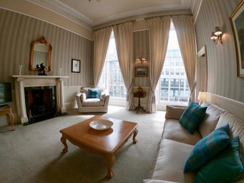 爱丁堡Escape To Edinburgh @ Albyn Place的带沙发和壁炉的客厅