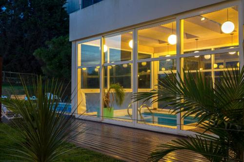 瓦勒里亚德玛瓦莱里娅海滩公寓的一座带大型玻璃窗和庭院的房子