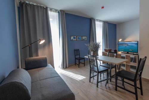 斯特雷萨Casa Diverio的客厅配有沙发和桌椅
