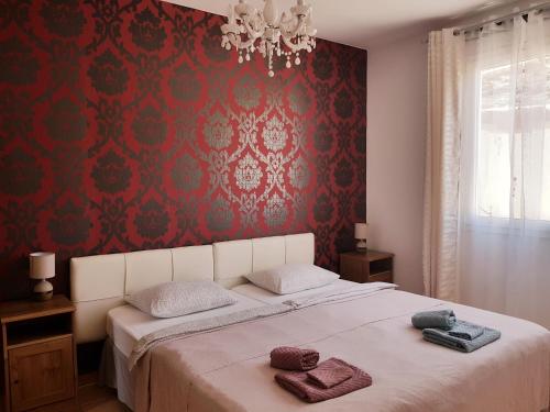 莫甘海滩Lina Mogan的一间卧室配有一张带红色壁纸的大床