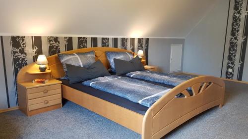 SalzhemmendorfKansteinblick Weserbergland的一间卧室配有一张大床和木制床头板