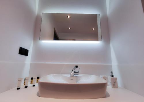 卡利塞亚-豪客迪克斯OpenSky Pool的白色的浴室设有水槽和镜子