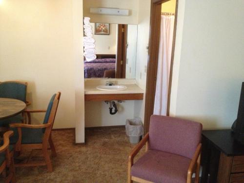 格林里弗巴基特预算旅馆的客房设有水槽和桌椅