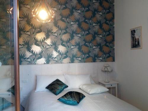 拉泰尔扎Il Belvedere, case vacanza的一间卧室配有一张带花卉壁纸的床