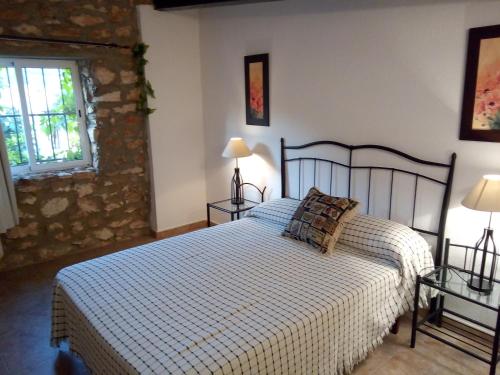 HumilladeroCortijo Ferradores的一间卧室配有一张床和两张带台灯的桌子。