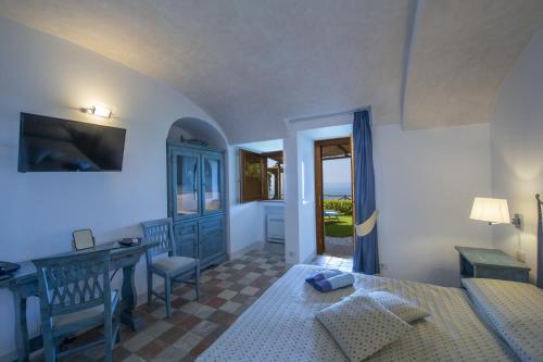 普莱伊亚诺Villa Il Frantoio and Lilmar的一间卧室配有一张床、一张桌子和一张桌子