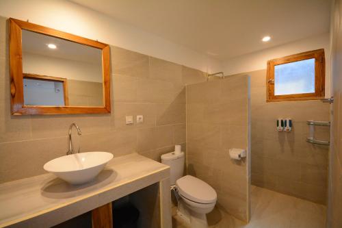 纳闽巴霍World BnB的一间带水槽、卫生间和镜子的浴室