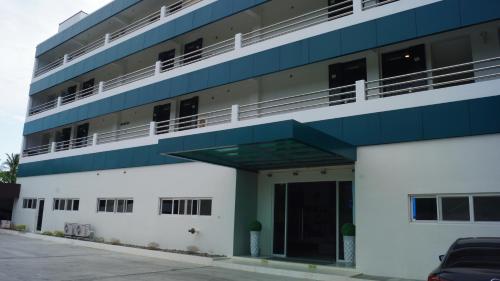 邦劳Panglao Sea Resort - Tangnan的一座蓝色和白色的建筑,设有停车场