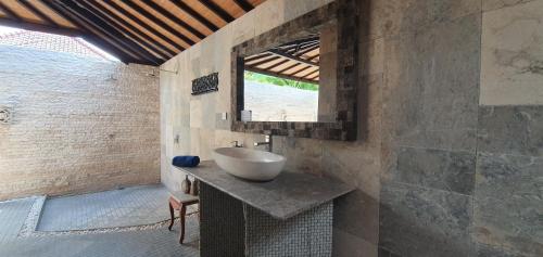 艾湄湾珊瑚景别墅酒店的一间带水槽和窗户的浴室
