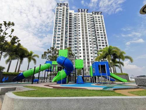 新山0803 Family Suites Bukit Indah TVbox Wifi Games Toy的大型建筑前的游乐场