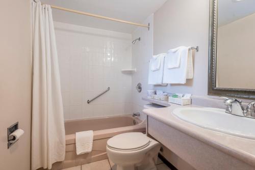 科莫克斯奥古斯塔港旅馆的白色的浴室设有水槽、卫生间和浴缸。
