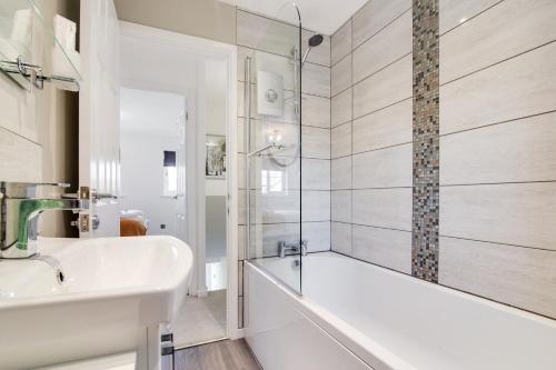 塔姆沃思Westmorland House的白色的浴室设有浴缸和水槽。