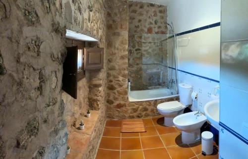 塞戈尔韦Castillo con piscina en plena Sierra Calderona的石质浴室设有卫生间和水槽