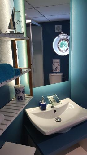 多勒péniche Ino Lefkothea II chambre d'hôtes的浴室设有白色水槽和镜子