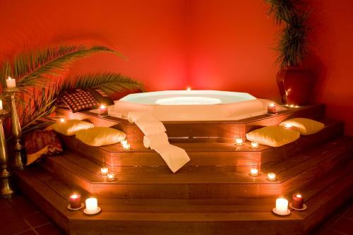 阿尔布费拉山海大西洋景花园酒店的客房内的浴缸配有灯光和蜡烛
