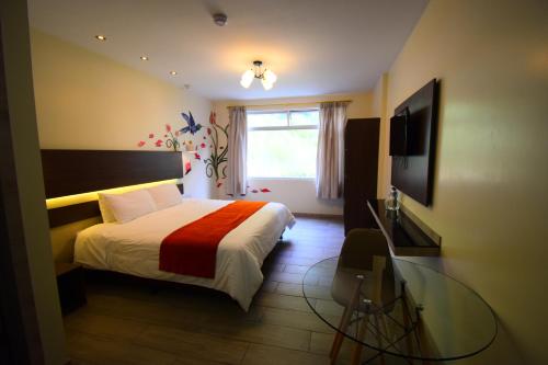 巴尼奥斯Monte Selva Spa Termal的酒店客房设有床和窗户。
