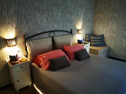 费拉迪普利米罗米纳维尔拉卡萨苏乐多洛米蒂住宿加早餐旅馆的一间卧室配有一张大床和枕头