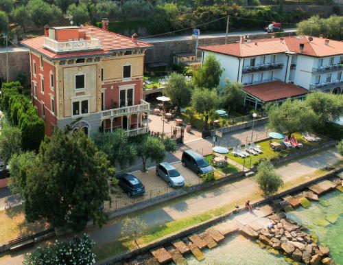 布雷佐内加尔达Villa Torre - Atmosfera Romantica的城市空中景观,停车场停放汽车