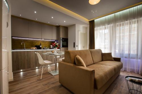 卢森堡昆维拉卡劳塔豪华公寓的带沙发的客厅和厨房