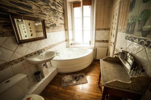 昂热La Pause Angevine的带浴缸、水槽和浴缸的浴室