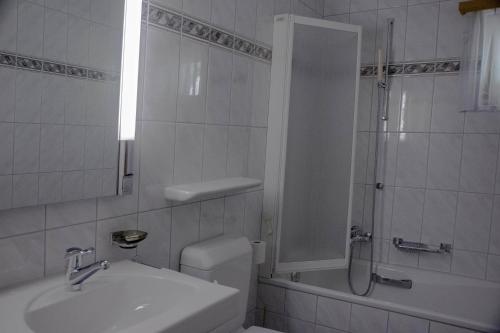 索廖拉索格利纳酒店的浴室配有卫生间、淋浴和盥洗盆。