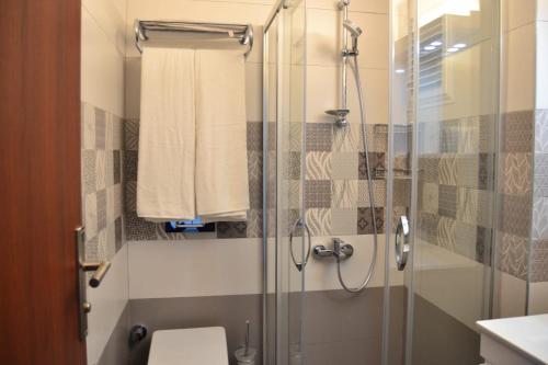 图兰克Maris Butik Hotel的浴室设有玻璃淋浴间和卫生间