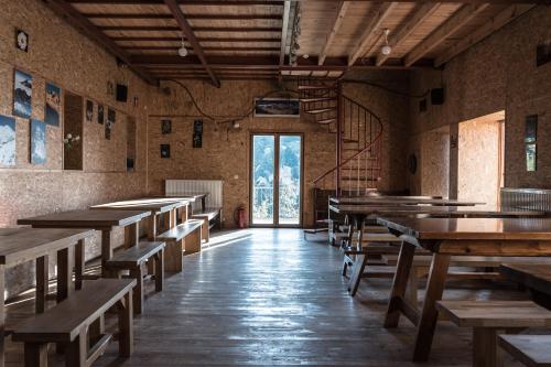 雅典Katafugio Mpafi的空房间,配有木桌和长凳