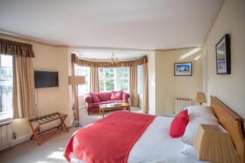 克罗默林克斯乡村公园酒店的一间卧室配有一张带红色毯子的大床