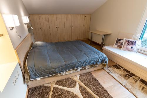 雅典Katafugio Mpafi的一间小卧室,配有一张床和一张桌子