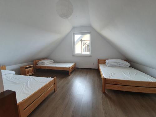 雅罗斯瓦维茨普斯坦内克拉托农家乐的客房设有两张床和窗户。