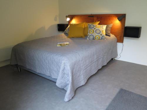 KettingeFerieidyl的一间卧室配有一张带黄色枕头的大床