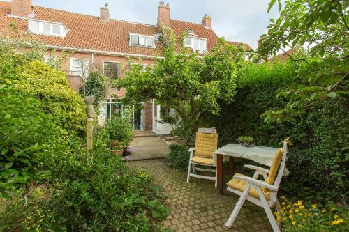 鹿特丹Residentie Blijdorp的房屋前设有带桌椅的花园