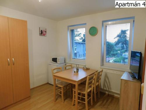 霍尼普拉纳Apartmány Horní Planá的小房间设有桌椅和厨房