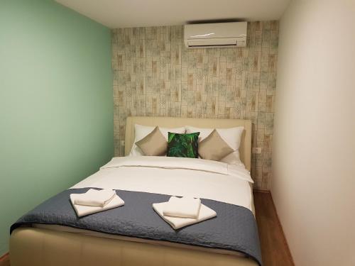 皮兰Piraneska的一间卧室配有一张带两个枕头的床