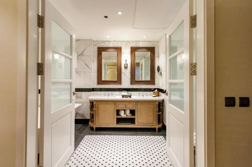 长滩岛Feliz Hotel Boracay的一间带水槽和镜子的浴室