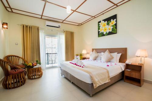 哈伯勒内Sungreen Resort的一间卧室设有一张大床和一个窗户。