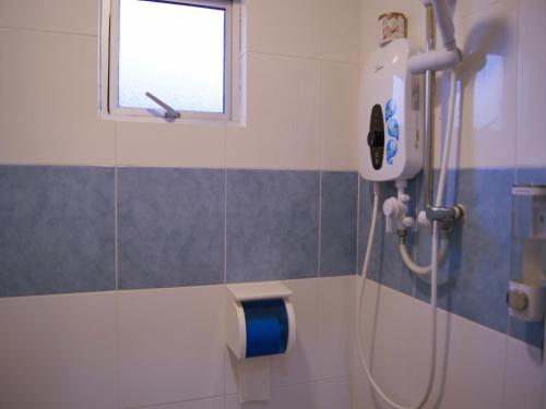 马六甲Santorini Hotel Melaka的带淋浴的浴室,带窗户
