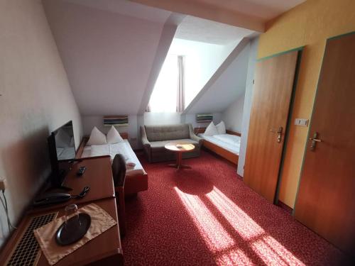 圣珀尔滕豪泽尔厄克城市酒店的酒店客房配有床、沙发和电视。