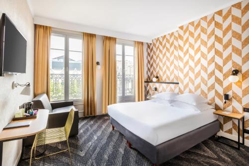 兰斯兰斯贝斯特韦斯特酒店的酒店客房设有一张大床和一张书桌。