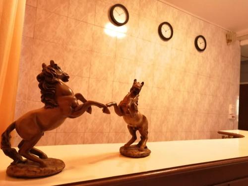 曼谷airport house的浴室内两座马 ⁇ 在柜台上