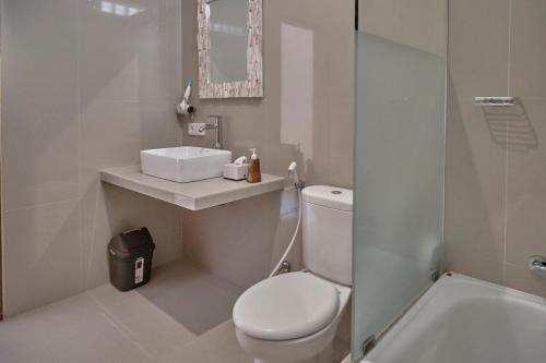 乌布Gek House Ubud Bali的白色的浴室设有卫生间和水槽。