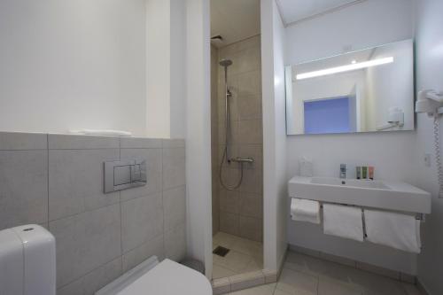 欧德尔诺思明得可洛酒店的浴室配有卫生间、盥洗盆和淋浴。