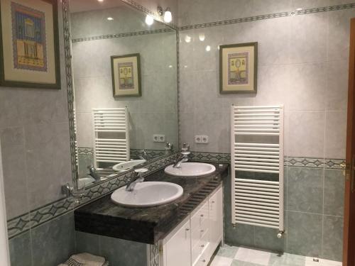 阿维拉VIVIENDA DE USO TURÍSTICO CENTRO的一间带两个盥洗盆和大镜子的浴室