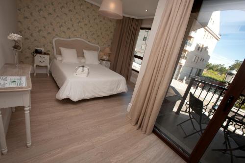 莱沃尔塔佩蒂特自然酒店的一间卧室设有一张床和一个阳台